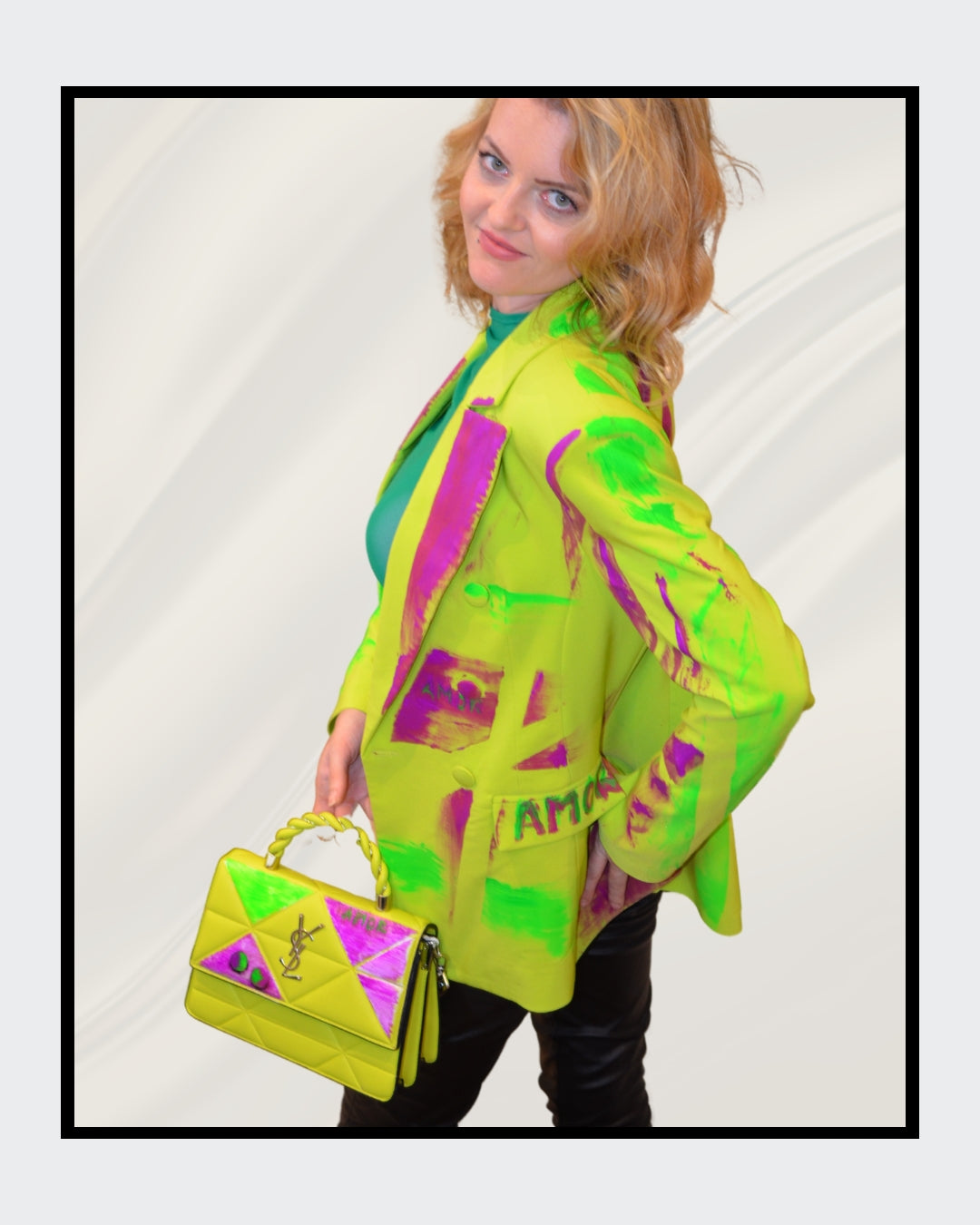 Fashionart von Kaja Schäfer: Eine Frau trägt eine leuchtend neongrüne Jacke mit pinken Akzenten und hält eine passende Tasche. Dieses Kunstwerk vereint mutige Farben und einzigartigen Stil, ideal für “FemArtSPACE”.