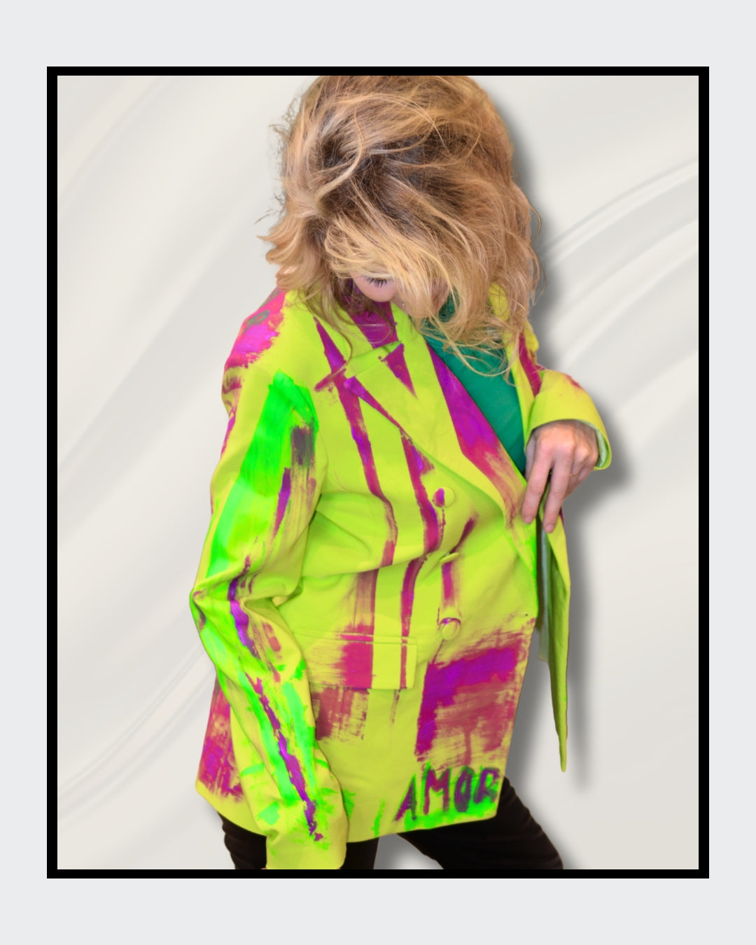 Fashionart von Kaja Schäfer: Eine Person trägt eine leuchtend bunte Neonjacke mit abstrakten Designs Das Gesicht ist verdeckt. Dieses Kunstwerk betont mutige Farben und einzigartigen Stil, perfekt für “FemArtSPACE”.