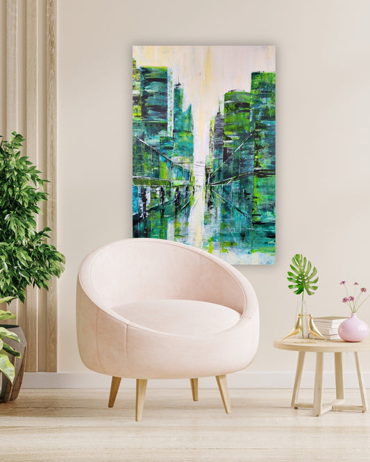 Abstrakte Stadtszenerie in Grün- und Blautönen mit weißen und gelben Akzenten, gemalt von Petra Erengil. Hochhäuser spiegeln sich auf einer nassen Oberfläche wider. Silhouetten von Personen beleben die Szene. Erhältlich bei FemArtSPACE.