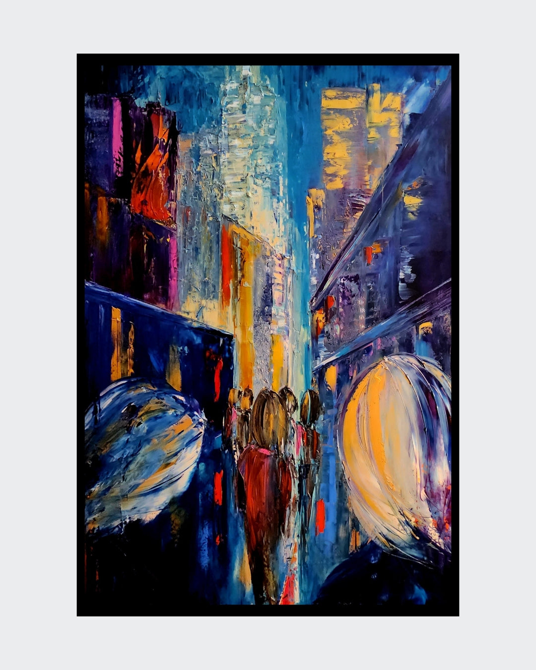 Das Gemälde “Cityglow” von Petra Erengil zeigt eine lebhafte Straßenszene bei Nacht. Hohe Gebäude säumen die Straße, die von Menschenmengen belebt ist. Die pastöse Spachteltechnik mit Ölfarben verleiht dem Bild eine faszinierende Struktur und Tiefe, die die Energie und Dynamik des städtischen Lebens einfängt.