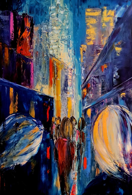 Das Gemälde “Cityglow” von Petra Erengil zeigt eine lebhafte Straßenszene bei Nacht. Hohe Gebäude säumen die Straße, die von Menschenmengen belebt ist. Die pastöse Spachteltechnik mit Ölfarben verleiht dem Bild eine faszinierende Struktur und Tiefe, die die Energie und Dynamik des städtischen Lebens einfängt.