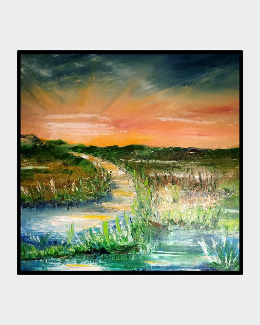 Ein quadratisches Gemälde (90x90 cm) in Öl und Acryl. Es zeigt eine idyllische Flussmündung in einer grünen Landschaft, eingefasst von dichten Büschen und Gräsern. Im Hintergrund leuchtet ein spektakulärer Sonnenuntergang in Orange- und Rosatönen, der in einen dramatisch dunklen Himmel übergeht. Die Reflexionen des Himmels im Wasser verleihen dem Bild Tiefe und eine beruhigende Atmosphäre. Künstlerin: Petra Erengil.