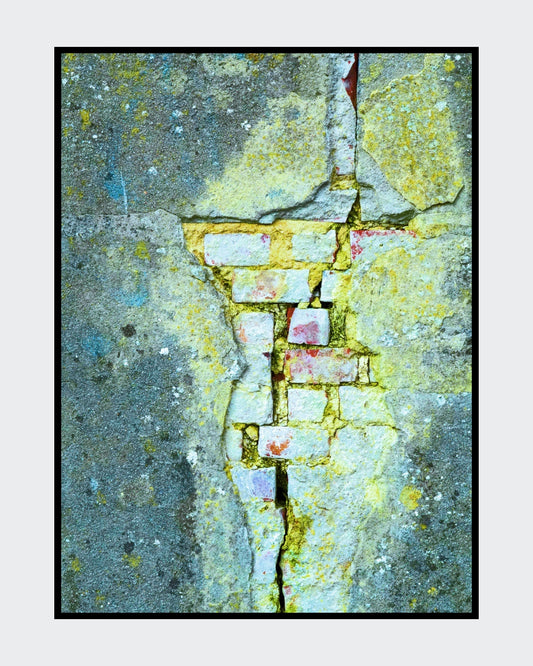 Digitale Fotografie "Alles ist vergänglich" von Ralf Sempf auf Leinwand mit Keilrahmen, 80x60 cm. Das Werk zeigt eine Nahaufnahme einer alten, verwitterten Wand mit einem langen Riss. Die Farbgebung in Türkis-, Gelb- und Grüntönen verstärkt den Eindruck von Verfall und Zerbrechlichkeit. Bei FemArtSPACE.