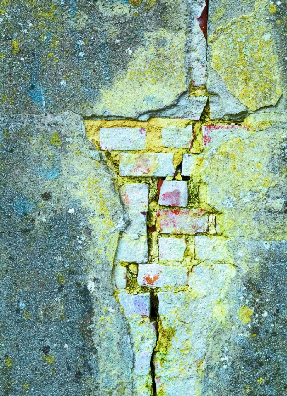 Digitale Fotografie "Alles ist vergänglich" von Ralf Sempf auf Leinwand mit Keilrahmen, 80x60 cm. Das Werk zeigt eine Nahaufnahme einer alten, verwitterten Wand mit einem langen Riss. Die Farbgebung in Türkis-, Gelb- und Grüntönen verstärkt den Eindruck von Verfall und Zerbrechlichkeit. Bei FemArtSPACE.