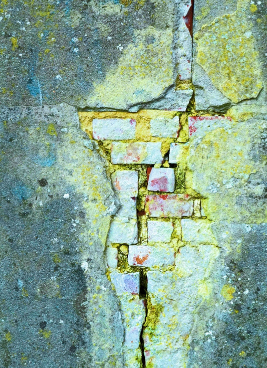 Digitale Fotografie "Alles ist vergänglich" von Ralf Sempf auf Leinwand mit Keilrahmen, 80x60 cm. Das Werk zeigt eine Nahaufnahme einer alten, verwitterten Wand mit einem langen Riss. Die Farbgebung in Türkis-, Gelb- und Grüntönen verstärkt den Eindruck von Verfall und Zerbrechlichkeit. Bei FemArtSPACE.