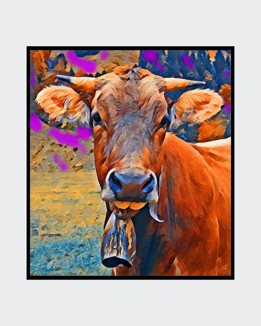 Digitale Fotografie einer braunen Kuh mit großen Augen und herausgestreckter Zunge. Der Hintergrund ist verschwommen und in warmen Farben gehalten. Die Kuh trägt eine Kuhglocke um den Hals. Von Ralf Sempf bei FemArtSPACE.