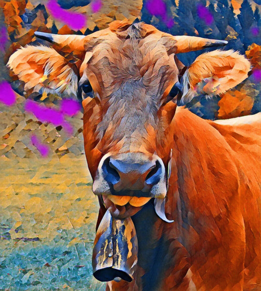 Digitale Fotografie einer braunen Kuh mit großen Augen und herausgestreckter Zunge. Der Hintergrund ist verschwommen und in warmen Farben gehalten. Die Kuh trägt eine Kuhglocke um den Hals. Von Ralf Sempf bei FemArtSPACE.