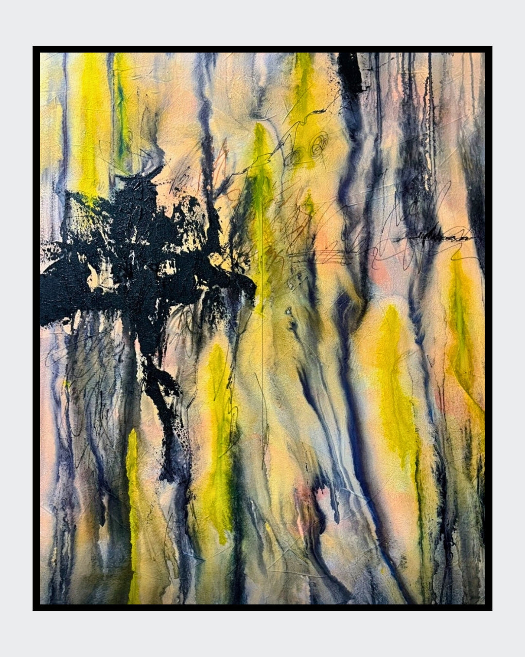 Abstraktes Gemälde von Sigrid Bautze-Klinder mit dynamischem Zusammenspiel von gelben und schwarzen Strichen auf einem strukturierten grauen Hintergrund, das Bewegung und Emotionen hervorruft. Perfekt für moderne Kunstliebhaber. FemArtSPACE Kunst-Onlineshop.