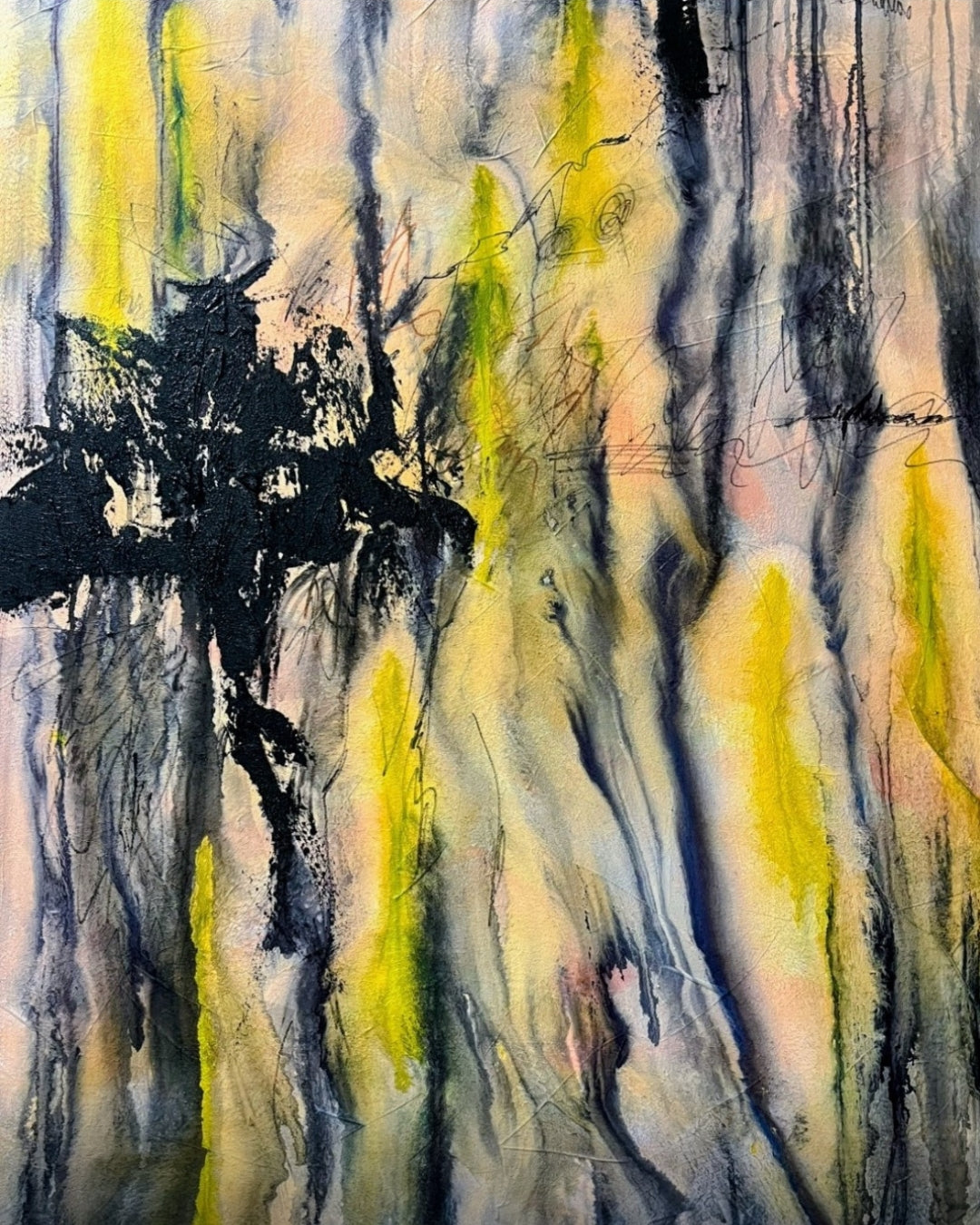 Abstraktes Gemälde von Sigrid Bautze-Klinder mit dynamischem Zusammenspiel von gelben und schwarzen Strichen auf einem strukturierten grauen Hintergrund, das Bewegung und Emotionen hervorruft. Perfekt für moderne Kunstliebhaber. FemArtSPACE Kunst-Onlineshop.