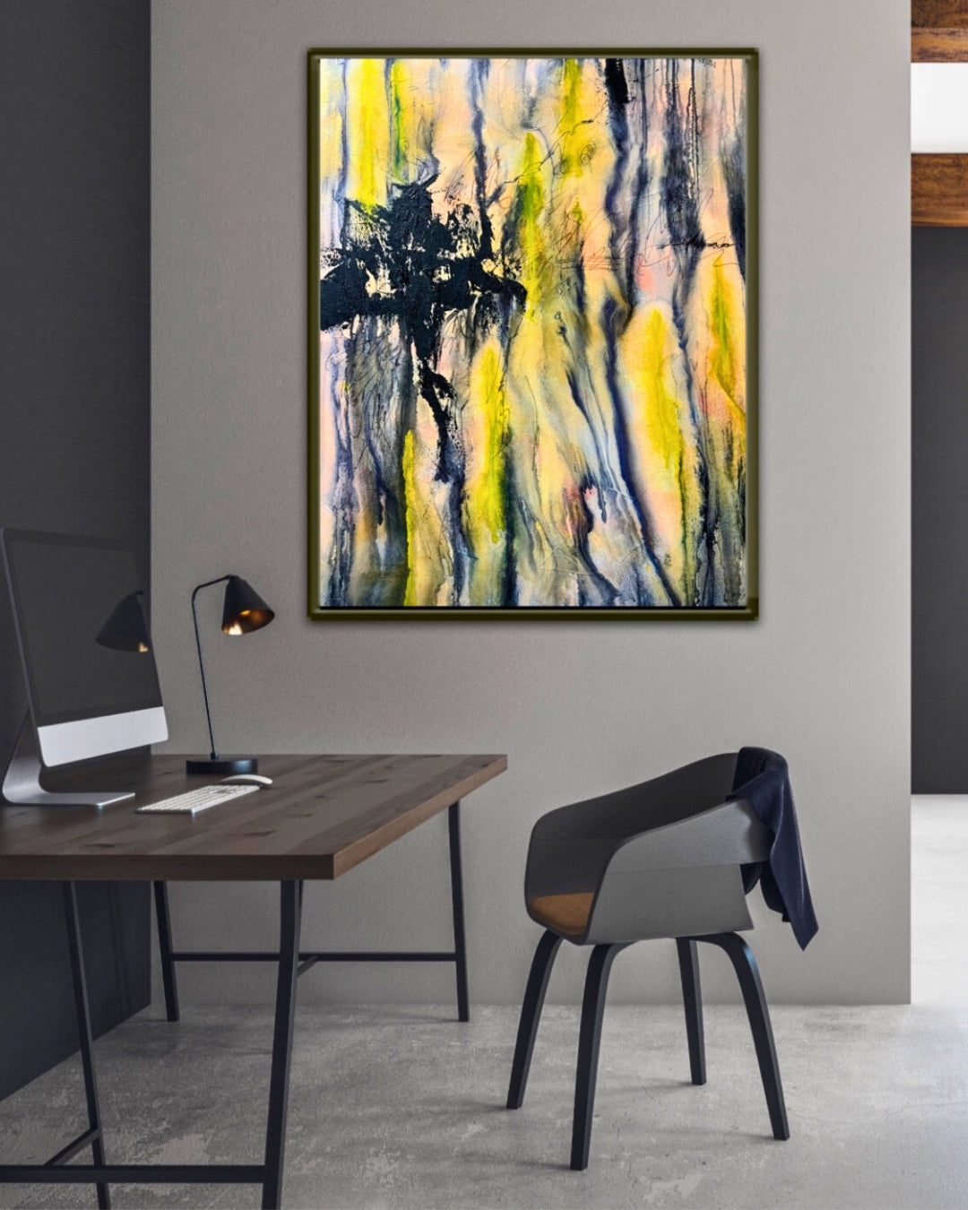 Zeitgenössisches abstraktes Gemälde mit lebendigen gelben und schwarzen Strichen auf einer weißen Leinwand, ausgestellt in einem modernen Büro mit einem Holztisch, Computer und einem stilvollen Stuhl mit einer darüber hängenden Jacke. Werk von Sigrid Bautze-Klinder im FemArtSPACE Kunst-Onlineshop.