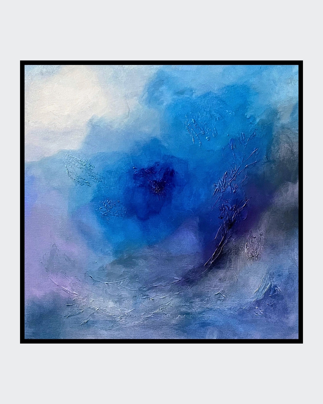 Abstraktes Gemälde in Blau mit variierenden Nuancen von Hell bis Tiefdunkel. Strukturpaste schafft reliefartige Texturen. Sanfte Farbverläufe treffen auf kontrastreiche Akzente, die Tiefe und Bewegung erzeugen. Dynamische, fast wellenartige Formen durchbrechen fließende Übergänge und verleihen dem Werk eine atmosphärische, sinnliche Qualität. Werk der Künstlerin Sigrid Bautze-Klinder, erhältlich bei FEMARTSPACE.