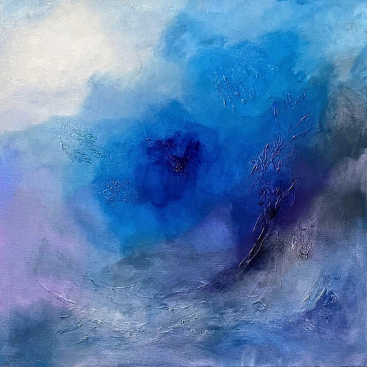 Abstraktes Gemälde in Blau mit variierenden Nuancen von Hell bis Tiefdunkel. Strukturpaste schafft reliefartige Texturen. Sanfte Farbverläufe treffen auf kontrastreiche Akzente, die Tiefe und Bewegung erzeugen. Dynamische, fast wellenartige Formen durchbrechen fließende Übergänge und verleihen dem Werk eine atmosphärische, sinnliche Qualität. Werk der Künstlerin Sigrid Bautze-Klinder, erhältlich bei FEMARTSPACE.