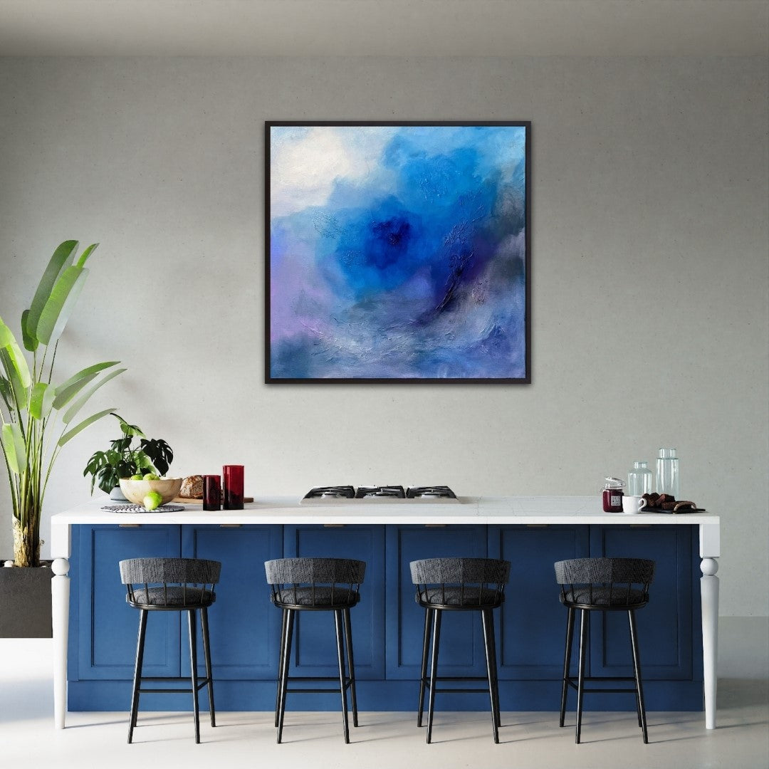 Abstraktes Gemälde in Blau mit variierenden Nuancen von Hell bis Tiefdunkel. Strukturpaste schafft reliefartige Texturen. Sanfte Farbverläufe treffen auf kontrastreiche Akzente, die Tiefe und Bewegung erzeugen. Dynamische, fast wellenartige Formen durchbrechen fließende Übergänge und verleihen dem Werk eine atmosphärische, sinnliche Qualität. Werk der Künstlerin Sigrid Bautze-Klinder, erhältlich bei FEMARTSPACE.