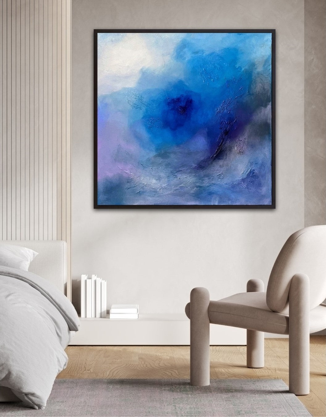 Abstraktes Gemälde in Blau mit variierenden Nuancen von Hell bis Tiefdunkel. Strukturpaste schafft reliefartige Texturen. Sanfte Farbverläufe treffen auf kontrastreiche Akzente, die Tiefe und Bewegung erzeugen. Dynamische, fast wellenartige Formen durchbrechen fließende Übergänge und verleihen dem Werk eine atmosphärische, sinnliche Qualität. Werk der Künstlerin Sigrid Bautze-Klinder, erhältlich bei FEMARTSPACE.