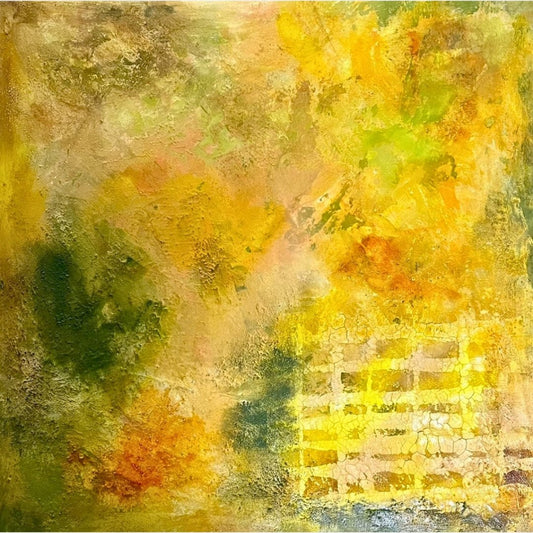 Abstraktes Gemälde ‘Sonnengeflecht’ von Sigrid Bautze-Klinder, ausgestellt bei FemArtSPACE. Das Kunstwerk besticht durch eine warme Farbpalette aus Gelb-, Gold- und Grüntönen mit weißen Akzenten und subtilen Texturen. Ein gitterartiges Muster im unteren Bereich verleiht der Komposition Struktur, während die fließenden, organischen Formen eine dynamische und strahlende Wirkung erzeugen.