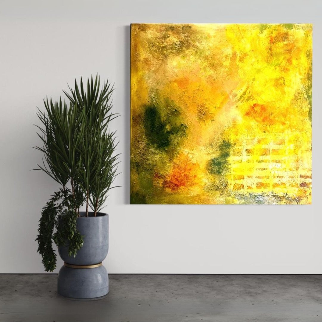 Abstraktes Gemälde ‘Sonnengeflecht’ von Sigrid Bautze-Klinder, ausgestellt bei FemArtSPACE. Das Kunstwerk besticht durch eine warme Farbpalette aus Gelb-, Gold- und Grüntönen mit weißen Akzenten und subtilen Texturen. Ein gitterartiges Muster im unteren Bereich verleiht der Komposition Struktur, während die fließenden, organischen Formen eine dynamische und strahlende Wirkung erzeugen.