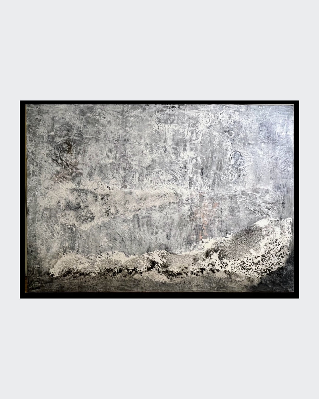 Abstraktes Gemälde ‘Winterfrost’ von Sigrid Bautze-Klinder mit grauen und weißen Tönen, strukturierter Oberfläche und winterlicher Atmosphäre. FemArtSPACE, Kunst-Onlineshop
