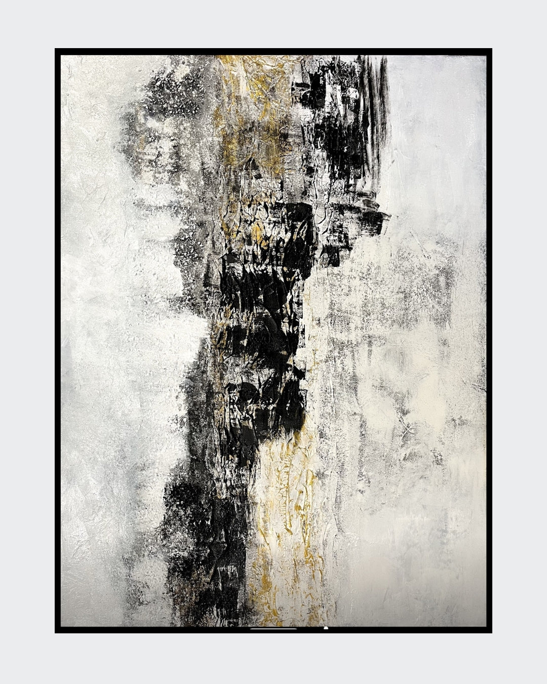 Spuren im Sand” von Sigrid Bautze-Klinder, Acryl auf Leinwand, 120 x 160 cm. Das abstrakte Gemälde zeigt vertikale Strukturen in Schwarz-, Weiß- und Grautönen mit gelben Akzenten. Die raue Textur entsteht durch die Verwendung von Sand und Strukturpaste und thematisiert Umweltverschmutzung.