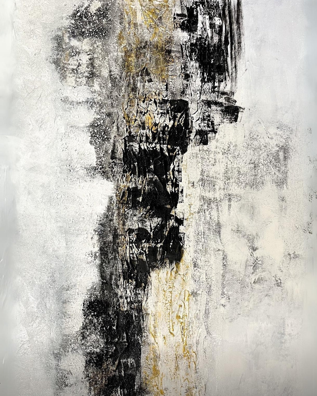 Spuren im Sand” von Sigrid Bautze-Klinder, Acryl auf Leinwand, 120 x 160 cm. Das abstrakte Gemälde zeigt vertikale Strukturen in Schwarz-, Weiß- und Grautönen mit gelben Akzenten. Die raue Textur entsteht durch die Verwendung von Sand und Strukturpaste und thematisiert Umweltverschmutzung.