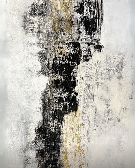 Spuren im Sand” von Sigrid Bautze-Klinder, Acryl auf Leinwand, 120 x 160 cm. Das abstrakte Gemälde zeigt vertikale Strukturen in Schwarz-, Weiß- und Grautönen mit gelben Akzenten. Die raue Textur entsteht durch die Verwendung von Sand und Strukturpaste und thematisiert Umweltverschmutzung.