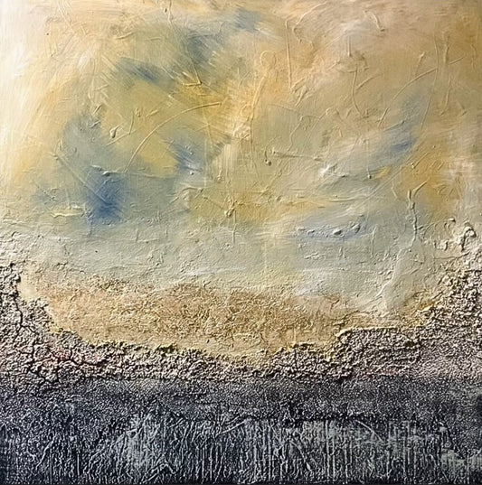 Abstraktes Gemälde "Herbststürme" von Sigrid Bautze-Klinder in erdigen Beige- und Grautönen, mit Blattgold, Sumpfkalk und Sand, das herbstliche Sturmwolken und Landschaften darstellt. Exklusiv in unserer Online-Galerie FemArtSPACE.