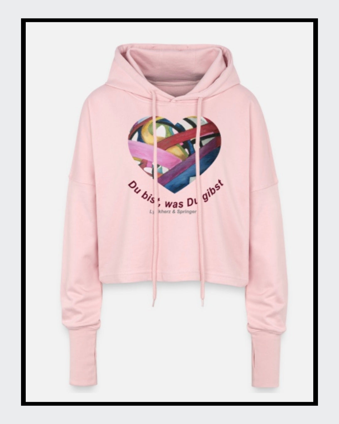 Ein kurz geschnittener, rosafarbener Hoodie mit überschnittenen Schultern. Extralange Bündchen mit Daumenloch und eine bedruckte Kunstgrafik auf der Vorderseite. Mode von Soulfashion Lyrikherz & Springer, erhältlich bei FEMARTSPACE.