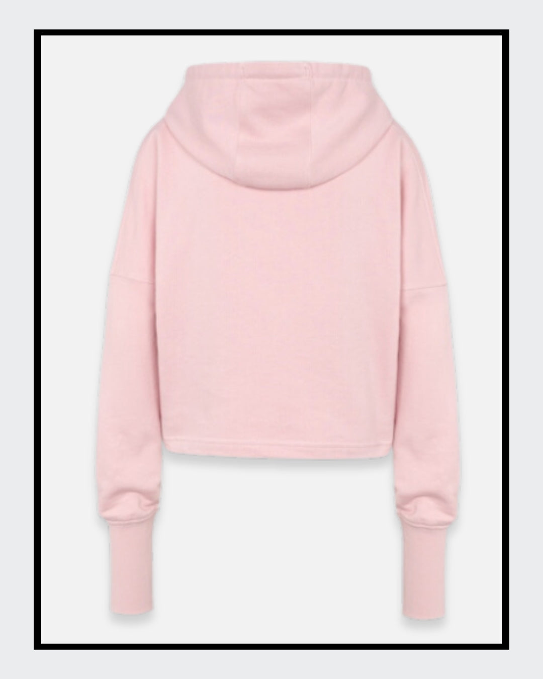 Ein kurz geschnittener, rosafarbener Hoodie mit überschnittenen Schultern. Extralange Bündchen mit Daumenloch und eine bedruckte Kunstgrafik auf der Vorderseite. Mode von Soulfashion Lyrikherz & Springer, erhältlich bei FEMARTSPACE.