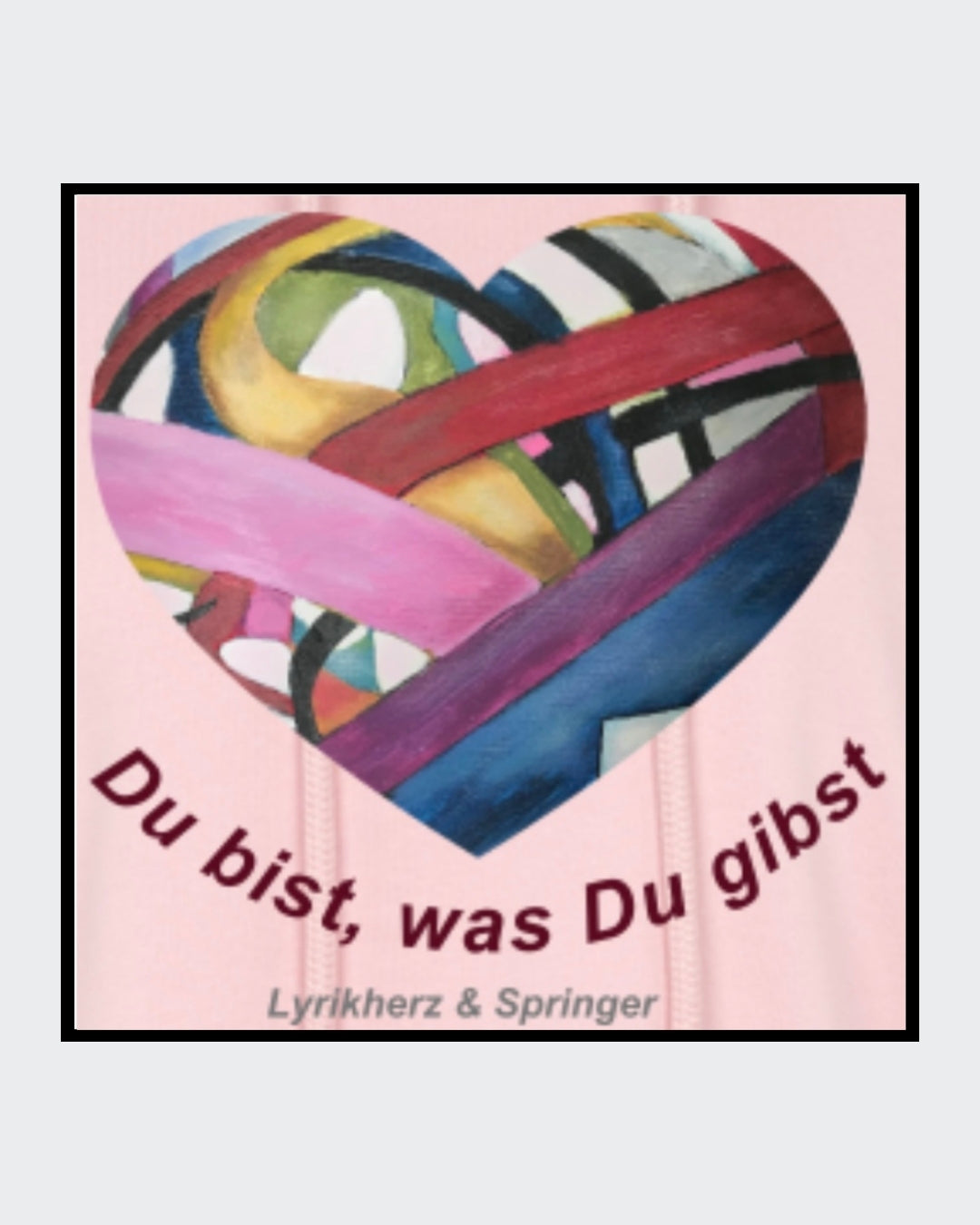 Ein kurz geschnittener, rosafarbener Hoodie mit überschnittenen Schultern. Extralange Bündchen mit Daumenloch und eine bedruckte Kunstgrafik auf der Vorderseite. Mode von Soulfashion Lyrikherz & Springer, erhältlich bei FEMARTSPACE.