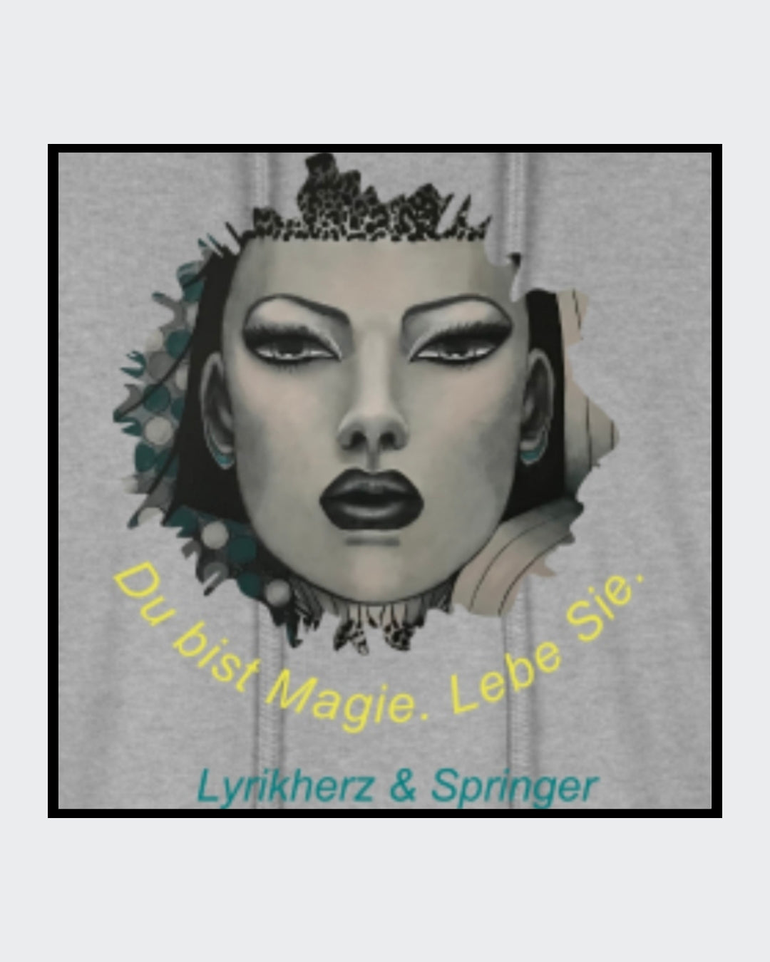 Ein kurz geschnittener, grauer Hoodie mit überschnittenen Schultern. Extralange Bündchen mit Daumenloch und eine bedruckte Kunstgrafik auf der Vorderseite. Mode von Soulfashion Lyrikherz & Springer, erhältlich bei FEMARTSPACE.