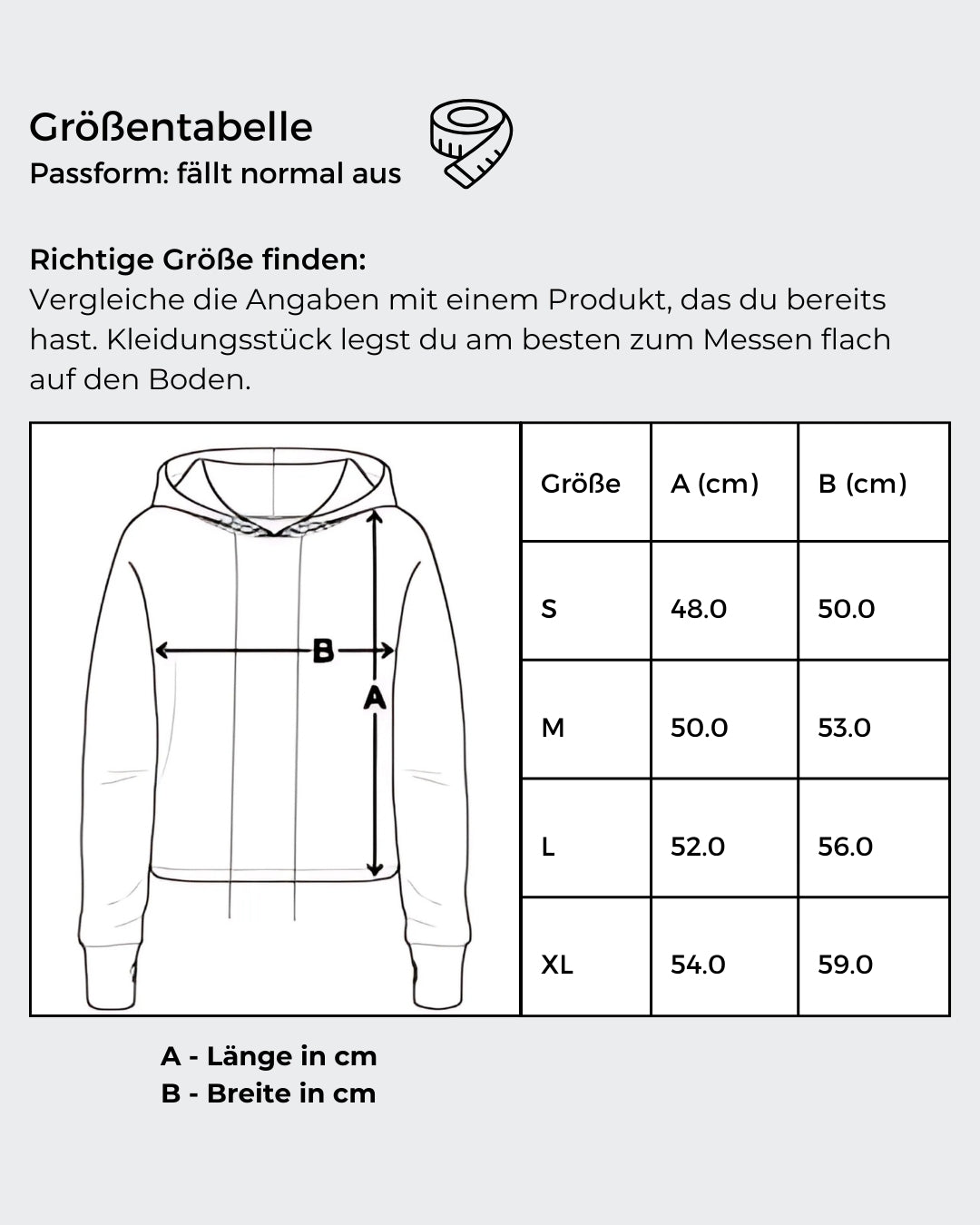 Größentabelle für: Ein kurz geschnittener, grauer Hoodie mit überschnittenen Schultern. Extralange Bündchen mit Daumenloch und eine bedruckte Kunstgrafik auf der Vorderseite. Mode von Soulfashion Lyrikherz & Springer, erhältlich bei FEMARTSPACE.