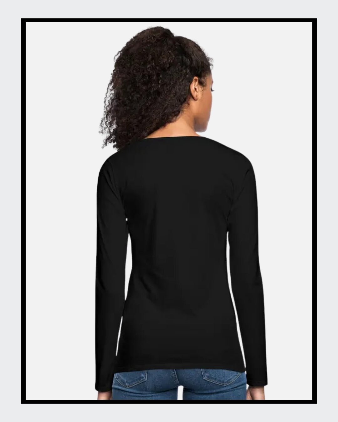 Rückseite von: Ein schwarzes Langarmshirt mit einem Kunstwerk auf der Vorderseite. Das Motiv zeigt ein stilisiertes Gesicht, halb menschlich, halb futuristisch, mit der gelb-grünen Botschaft „Ich bin so 'PERFEKT' wie ich will“. Mode von "Soulfashion Lyrikherz & Springer" - erhältlich bei FEMARTSPACE - Artshop.