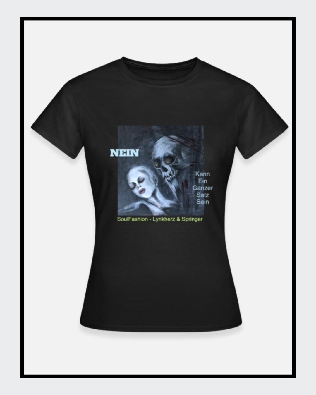 Schwarzes T-Shirt mit einem Druckbild. Das Bild zeigt einen Totenkopf und eine Frau. Über dem Bild steht das Wort "NEIN" und daneben der Text "Kann ein ganzer Satz sein". Unter dem Bild steht "SoulFashion - Lyrikherz & Springer". Erhältlich bei FEMARTSPACE