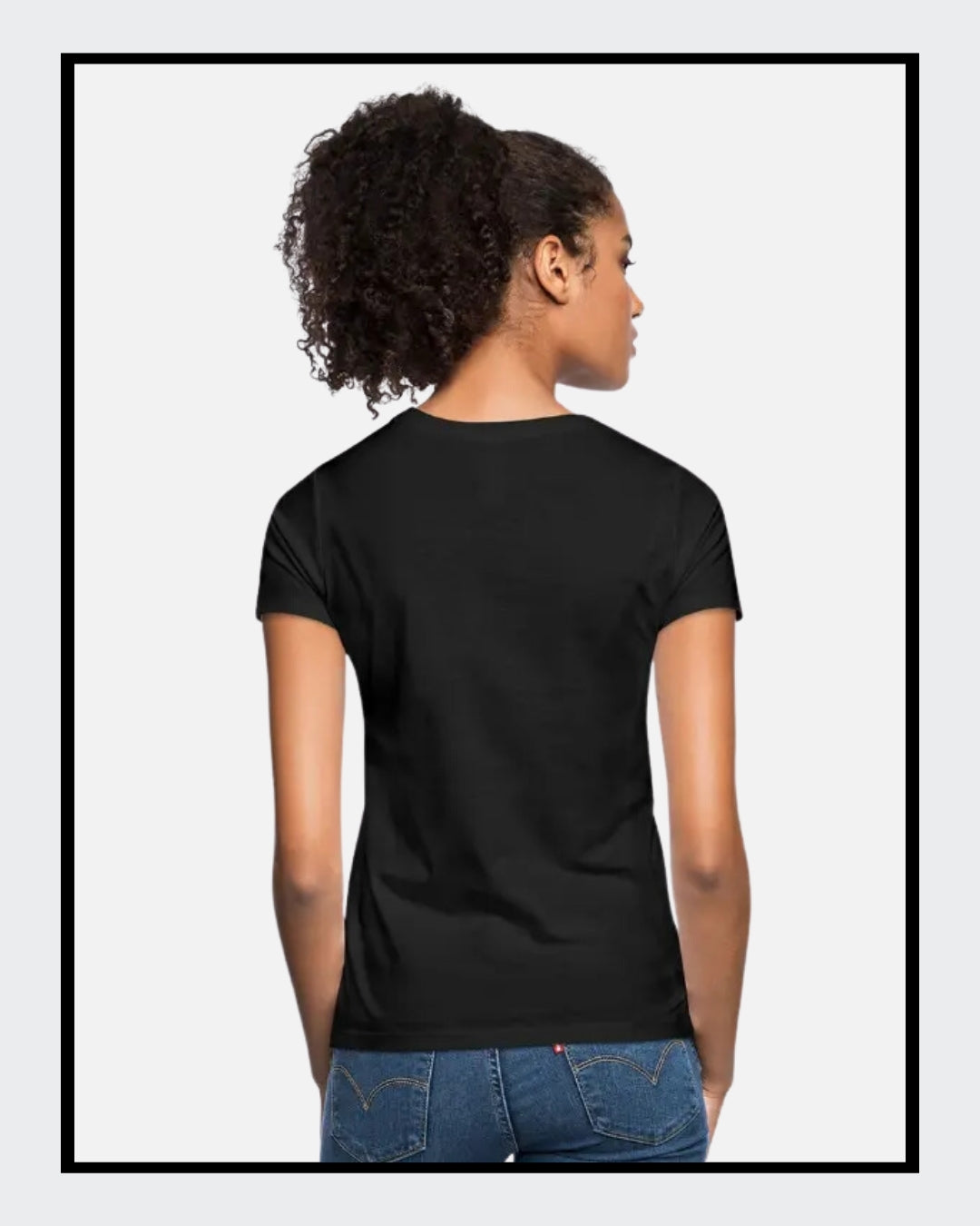 Schwarzes T-Shirt mit einem Druckbild. Das Bild zeigt einen Totenkopf und eine Frau. Über dem Bild steht das Wort "NEIN" und daneben der Text "Kann ein ganzer Satz sein". Unter dem Bild steht "SoulFashion - Lyrikherz & Springer". Erhältlich bei FEMARTSPACE