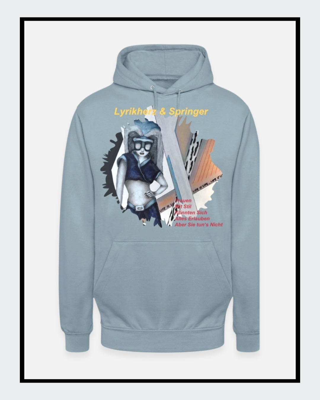 Ein nebelblauer Unisex-Hoodie mit einer Kängurutasche und Kapuze. Auf der Vorderseite ist ein Kunstwerk aufgedruckt: Es zeigt eine stilisierte Frau mit Brille in Collagen-Optik, begleitet von Text in Gelb und Rot. Fashionmode von Soulfashion Lyrikherz & Springer. Erhältlich in der Online-Galerie von FEMARTSPACE.