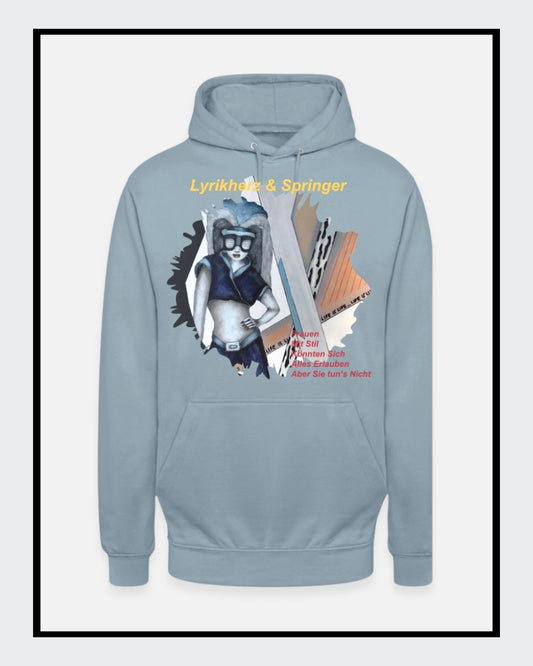 Ein nebelblauer Unisex-Hoodie mit einer Kängurutasche und Kapuze. Auf der Vorderseite ist ein Kunstwerk aufgedruckt: Es zeigt eine stilisierte Frau mit Brille in Collagen-Optik, begleitet von Text in Gelb und Rot. Fashionmode von Soulfashion Lyrikherz & Springer. Erhältlich in der Online-Galerie von FEMARTSPACE.
