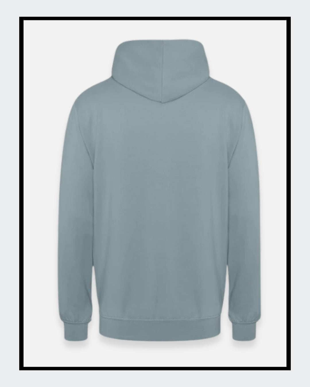 Ein nebelblauer Unisex-Hoodie mit einer Kängurutasche und Kapuze. Auf der Vorderseite ist ein Kunstwerk aufgedruckt: Es zeigt eine stilisierte Frau mit Brille in Collagen-Optik, begleitet von Text in Gelb und Rot. Fashionmode von Soulfashion Lyrikherz & Springer. Erhältlich in der Online-Galerie von FEMARTSPACE.