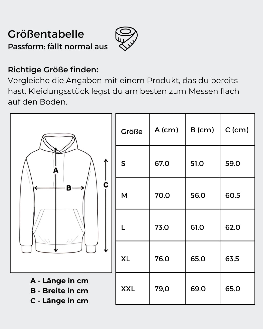 Größentabelle von: Ein nebelblauer Unisex-Hoodie mit einer Kängurutasche und Kapuze. Auf der Vorderseite ist ein Kunstwerk aufgedruckt: Es zeigt eine stilisierte Frau mit Brille in Collagen-Optik, begleitet von Text in Gelb und Rot. Fashionmode von Soulfashion Lyrikherz & Springer. Erhältlich in der Online-Galerie von FEMARTSPACE.