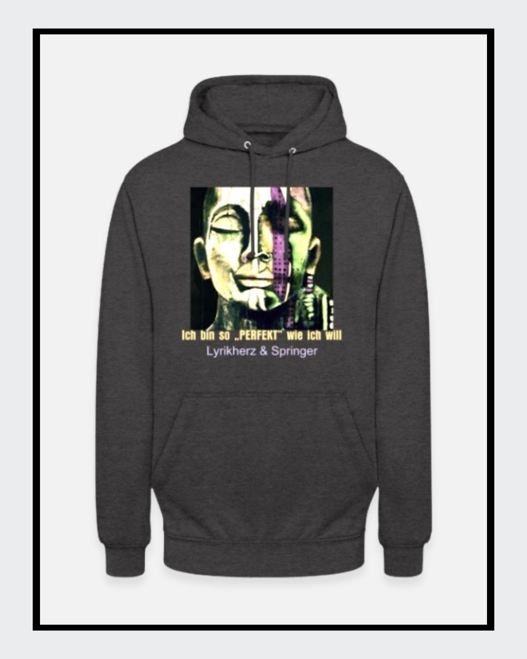 Ein anthrazitfarbener Unisex-Hoodie mit Kängurutasche und Kapuze. Auf der Vorderseite ist ein Kunstwerk gedruckt: Es zeigt ein abstrakt gestaltetes Gesicht, das halb modern, halb klassisch wirkt. Darunter steht der gelbe Schriftzug „Ich bin so 'PERFEKT' wie ich will“, ergänzt durch den Text Lyrikherz & Springer. Erhältlich bei FEMARTSPACE.