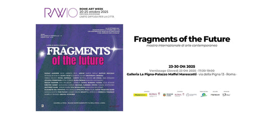 Offizielles Plakat der RAW Rome Art Week 2025. Das Plakat kündigt die Ausstellung 'Fragments of the Future' an, die vom 20. bis 25. Oktober 2025 in der Galleria La Pigna - Palazzo Maffei Marescotti stattfindet.