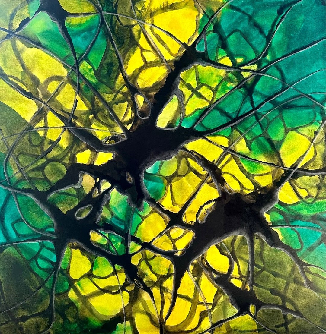 Abstraktes Acrylbild "Vernetzt 1" in den Maßen 100 x 100 cm, von Sabine Hoch-Himmighofen. Kräftige schwarze Linien, die an Zellstrukturen oder Äste erinnern, durchziehen einen leuchtend gelb-grünen Hintergrund. Die Farbübergänge sind fließend und wirken wie gefärbte Tinte oder Alkohol-Ink. Das zentrale Motiv ist eine dichte, netzartige Struktur aus schwarzen Linien, die sich über die leuchtenden, mosaikartigen Farbfelder spannt.