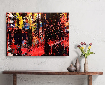 Abstraktes Acrylgemälde von Smillya Dartsch mit dem Titel 'Abstract Painting Demonstration'. Das Bild zeigt eine lebhafte Mischung aus Farben, darunter Rot, Schwarz, Gelb und Blau, mit einer Textur, die Zerrissenheit und Hoffnung symbolisiert. Auf der rechten Seite sind angedeutete menschliche Figuren zu sehen, die Furcht ausdrücken, während die linke Seite Hoffnung vermittelt. Orange Linien durchziehen das Bild. Das Gemälde ist auf einem Keilrahmen gefertigt und mit einem Schattenfugenrahmen versehen. 