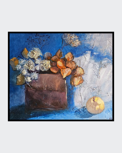 Expressives Stillleben von Vera Stein in Blau und Braun. Eine klobige, dunkle Vase hält weiße, getrocknete Blumen und leuchtend orangefarbene Physalis-Lampions. Der Hintergrund ist eine stark strukturierte Fläche in tiefem und hellem Blau, unterbrochen von einem breiten weißen Pinselstrich. Rechts unten liegt eine runde, gelbe Frucht.