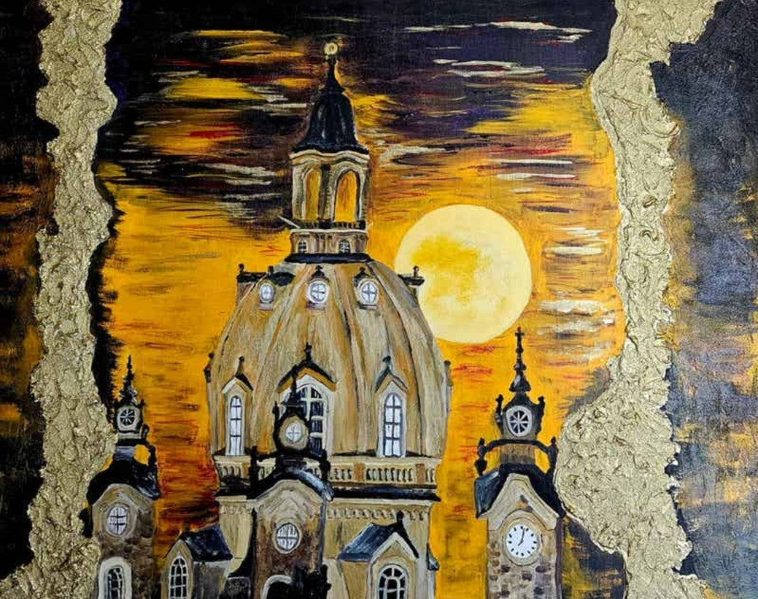 Gemälde "Frauenkirche Dresden bei Mondschein" von Carina Teufel. Eine expressive Darstellung der Dresdner Frauenkirche unter einem leuchtenden Vollmond, mit goldenen, texturierten Rändern, die den Himmel umschließen. 