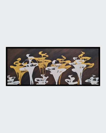 Querformatiges Acrylgemälde mit stilisierten goldenen und weißen Blüten auf dunklem Hintergrund. Tropfende Farbeffekt unter den Blüten. "Golden Flowers" von Esther Janssen.