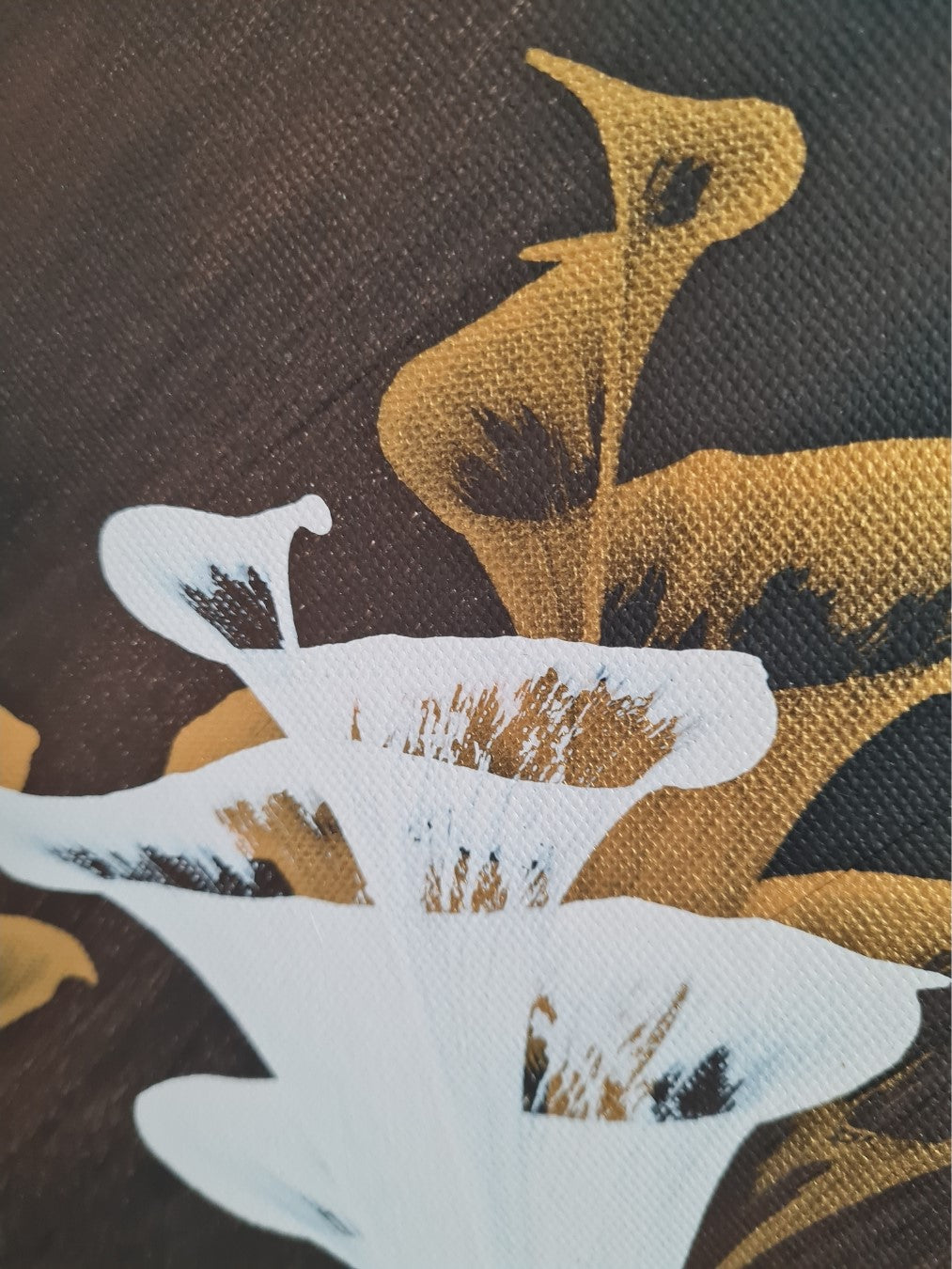 Querformatiges Acrylgemälde mit stilisierten goldenen und weißen Blüten auf dunklem Hintergrund. Tropfende Farbeffekt unter den Blüten. "Golden Flowers" von Esther Janssen.