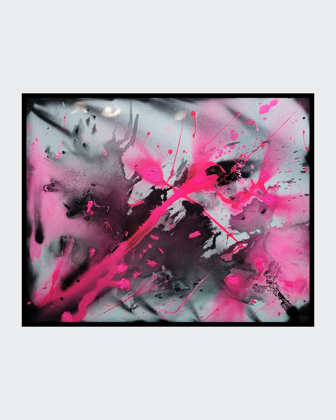 Abstraktes Gemälde "Two Face" von Sandra Conrad, dominiert von leuchtendem Pink und tiefem Schwarz auf grauem Untergrund, mit dynamischen Farbspritzern und fließenden Formen.