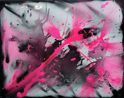 Abstraktes Gemälde "Two Face" von Sandra Conrad, dominiert von leuchtendem Pink und tiefem Schwarz auf grauem Untergrund, mit dynamischen Farbspritzern und fließenden Formen.