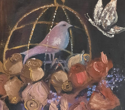 Gemälde "Lady Night" von Vera Stein: Eine Frauengestalt mit hellem, maskenhaftem Gesicht. Ihr Kopfschmuck besteht aus gold-braunen Rosen, einem Vogel in einem Käfig und einem schwebenden weißen Schmetterling. Der Hintergrund ist dunkel, akzentuiert mit Gold. Eine mystische, verträumte Atmosphäre.