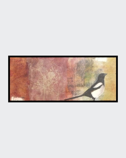 Collage „Elster“ von Monika Schiwy-Jessen, Querformat auf Box, handgefärbte Papiere und Stoffe, Naturmotiv, 10x24,5x2,5 cm.