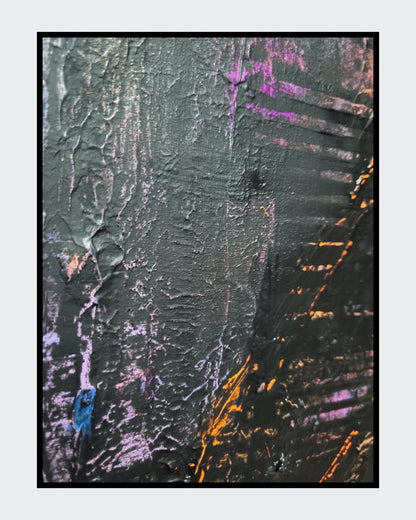 Großformatiges, horizontales Acrylgemälde "Underground" von Sandra Conrad, das von dicker, schwarzer und grauer Strukturpaste dominiert wird. Feine Linien und Spritzer in fluoriszierendem Orange, Blau, Lila und Pink setzen leuchtende Akzente.